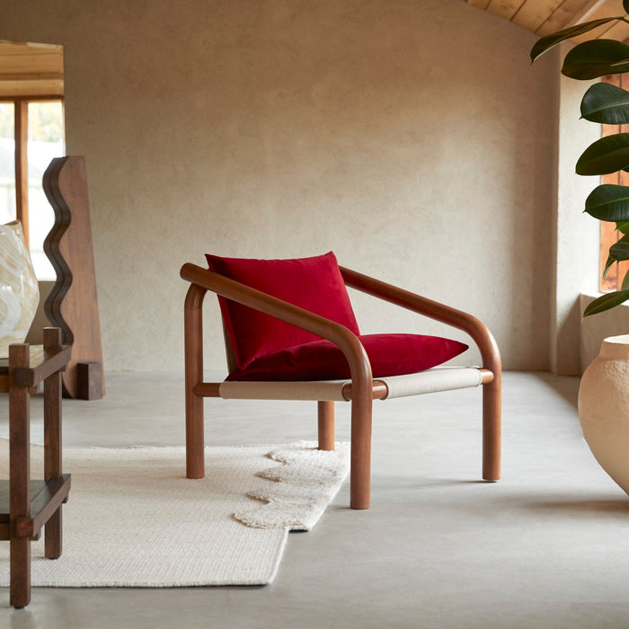 Tikamoon - Fauteuil van massief eikenhout en rood fluweel